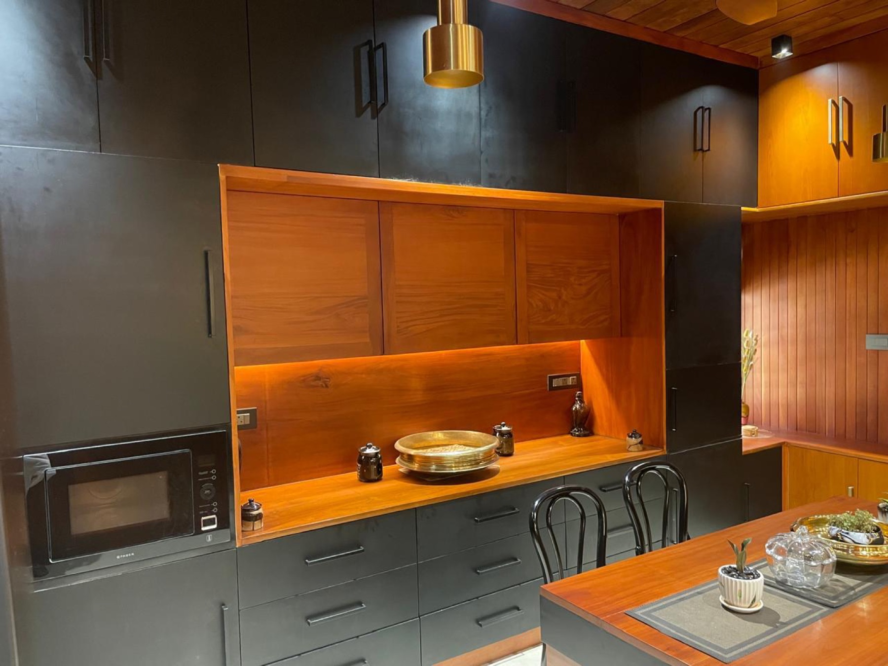 Kitchen in black and teak